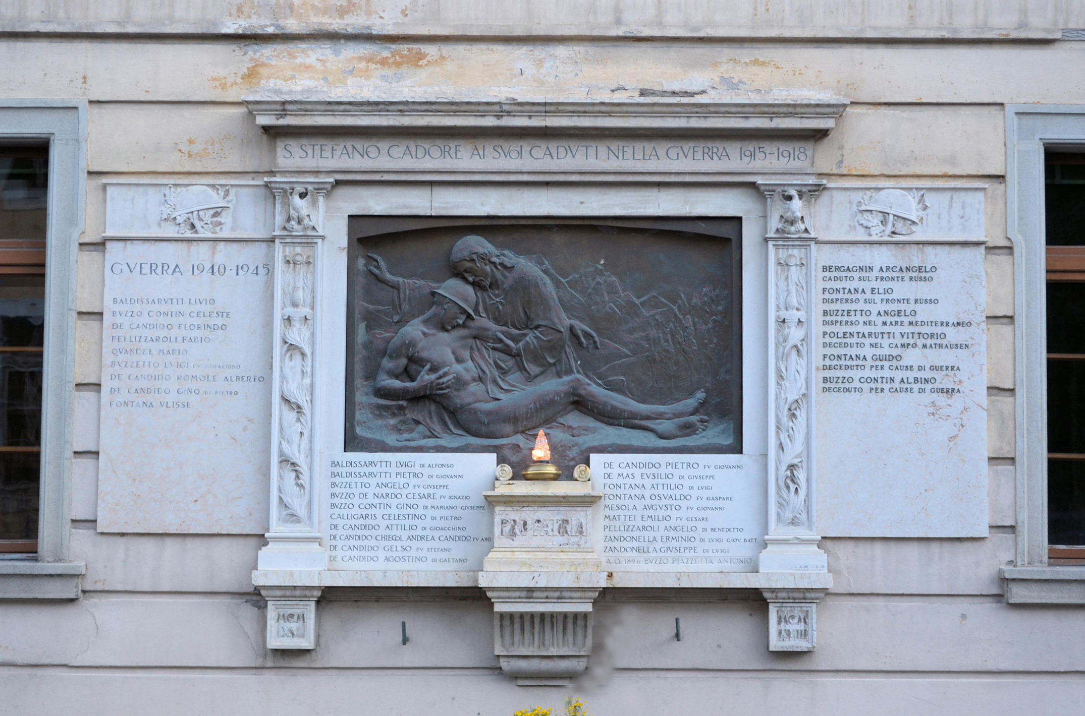 Cristo compiange un caduto: allegoria della morte del soldato (monumento ai caduti - a lapide, opera isolata) di De Lotto Annibale (XX)