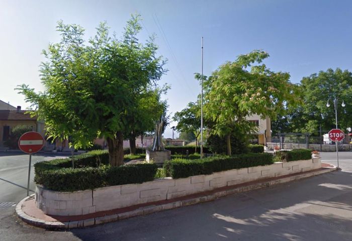 monumento ai caduti - ad emiciclo - bottega Italia meridionale (ultimo quarto sec. XX)