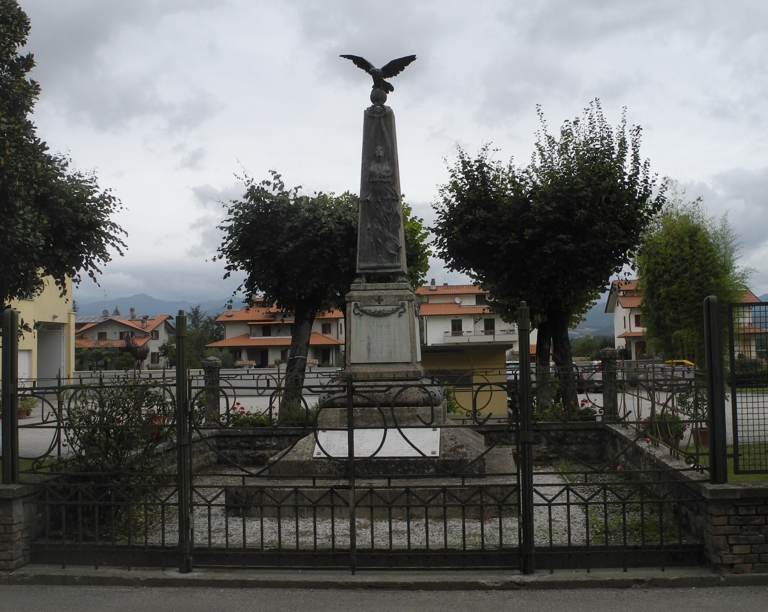 allegoria della Vittoria come donna vestita all'antica, allegoria della Vittoria come aquila (monumento ai caduti - ad obelisco, opera isolata) di Robbiati Giulio (primo quarto sec. XX)