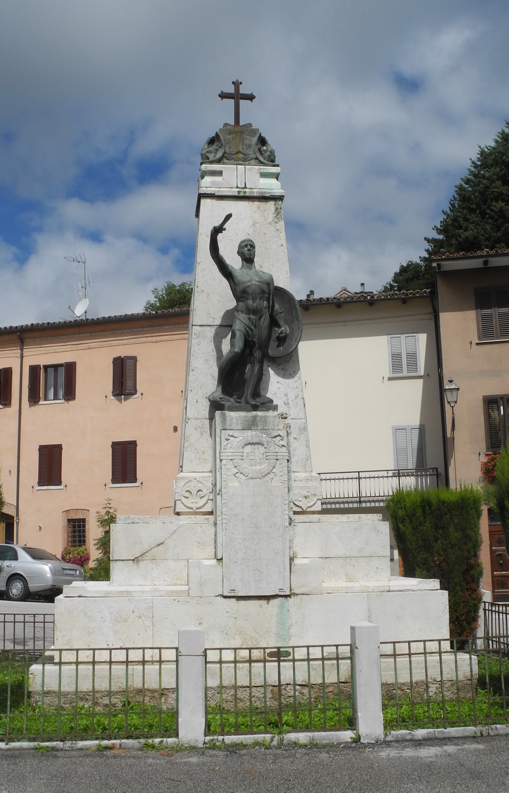 allegoria del soldato come eroe antico (monumento ai caduti - ad obelisco, opera isolata) di Pericoli Giuseppe, Fonderia Pietro Lippi (primo quarto sec. XX)