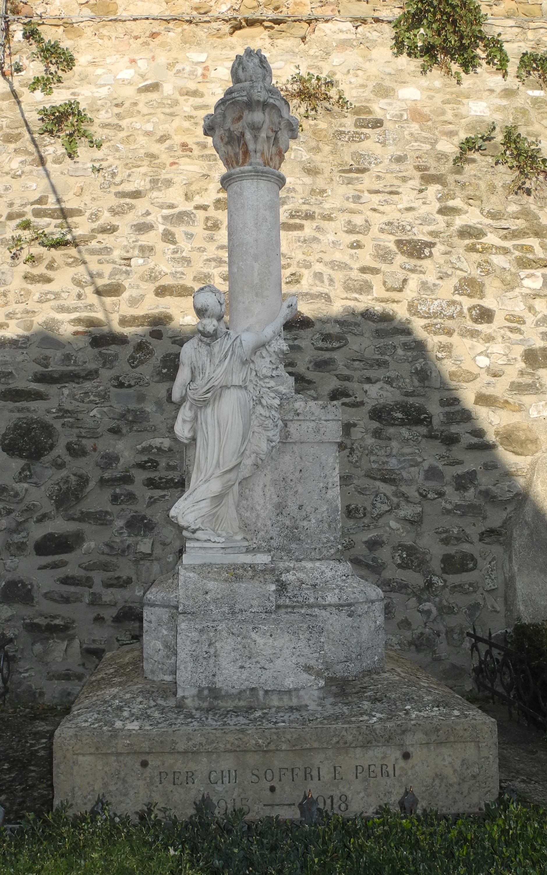 allegoria della Vittoria come donna vestita all'antica (monumento ai caduti - a colonna, opera isolata) - ambito Italia centrale (secondo quarto sec. XX)