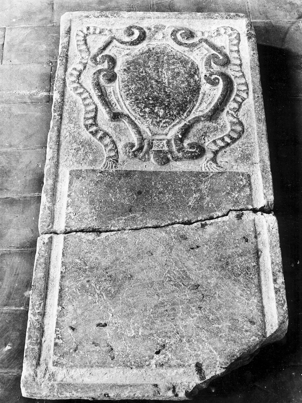 lastra tombale, opera isolata - bottega calabrese (sec. XVIII)