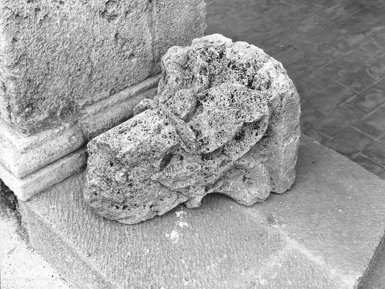 capitello, frammento - bottega calabrese (sec. XIII)
