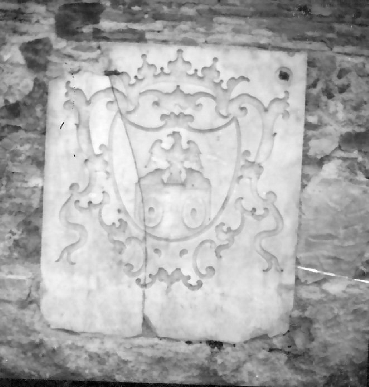 Lastra tombale con stemma (lastra, opera isolata) - bottega calabrese (sec. XVIII)