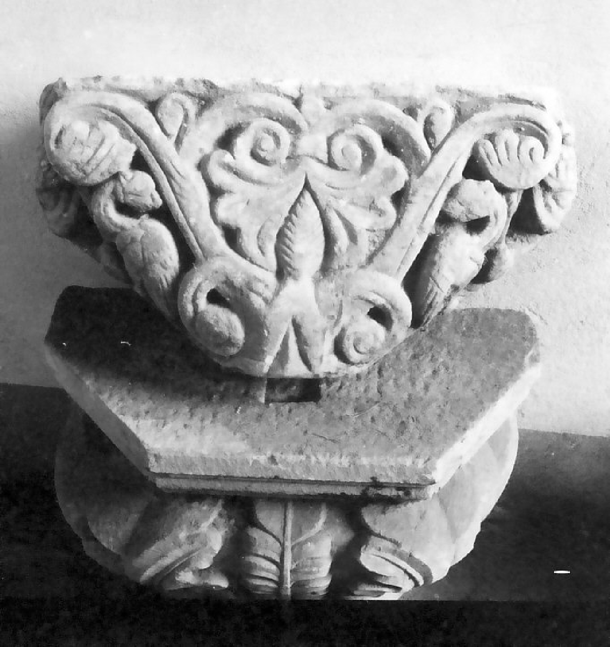 Capitello romanico (capitello, frammento) - ambito Italia centro-meridionale (sec. XII, sec. XIII)