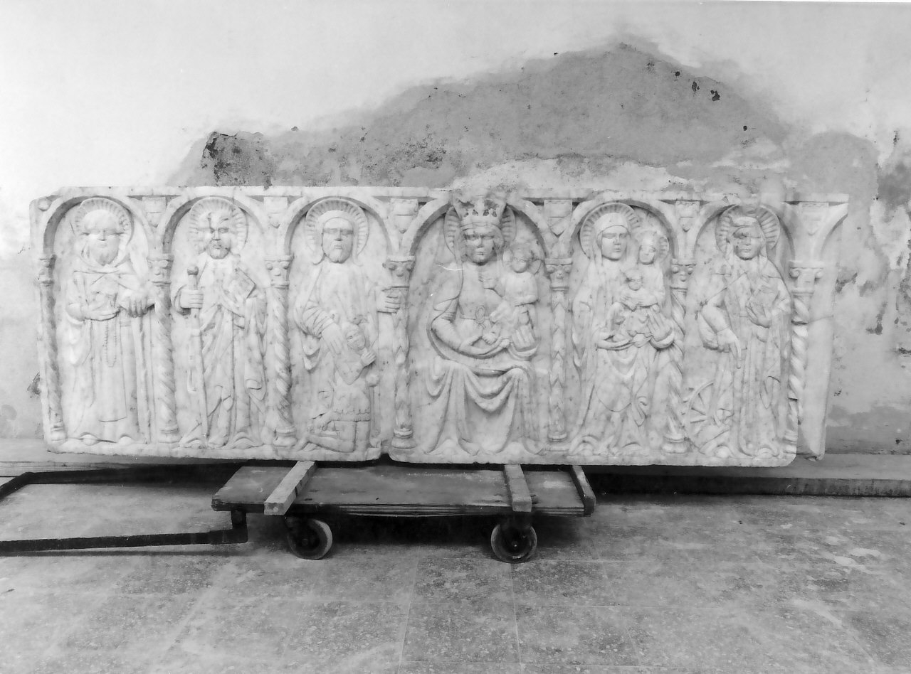 Madonna col Bambino, Santi e committente (fronte di sarcofago, elemento d'insieme) di Maestro di Mileto - ambito Italia centro-meridionale (sec. XIV)