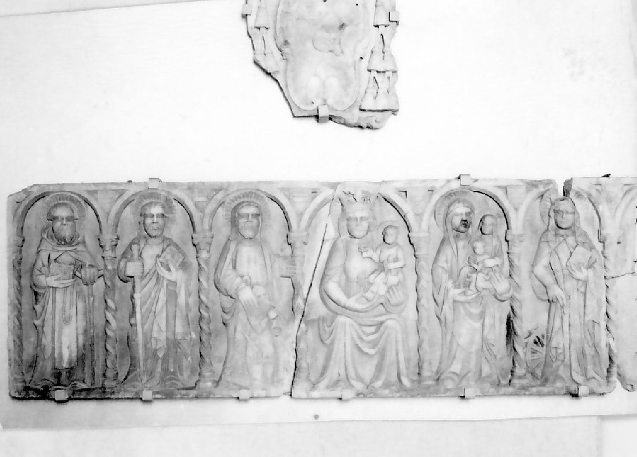 Madonna col Bambino, Santi e committente (fronte di sarcofago, elemento d'insieme) di Maestro di Mileto - ambito Italia centro-meridionale (sec. XIV)