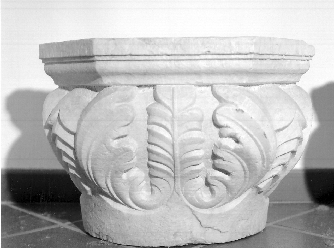 capitello, frammento - bottega Italia meridionale (fine/ inizio secc. XIV/ XV)