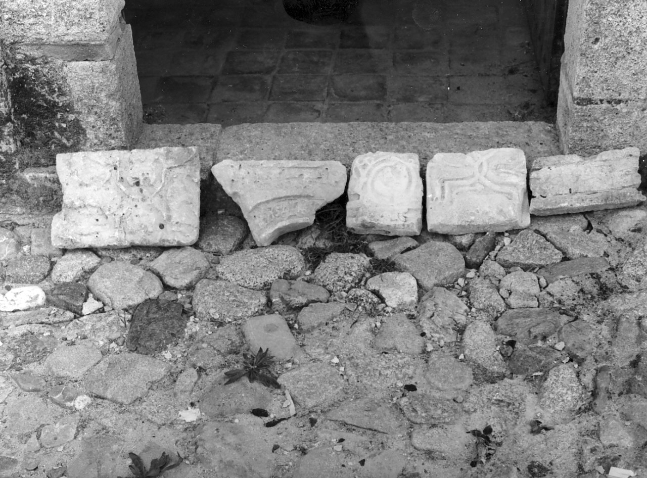 decorazione plastico-architettonica, frammento - bottega calabrese (sec. XI)