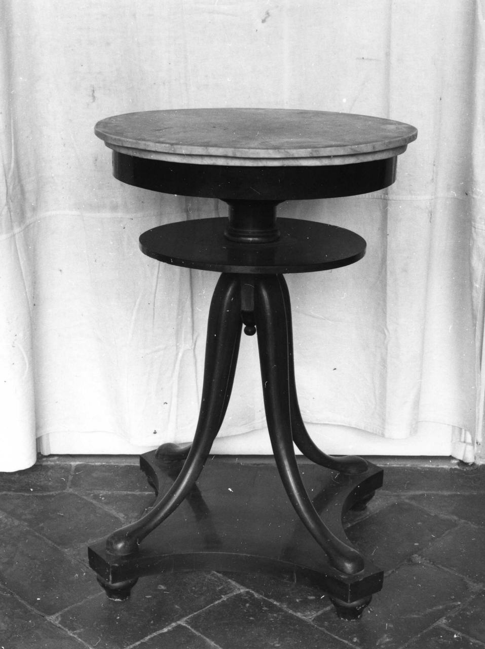 tavolino - manifattura italiana (secondo quarto sec. XIX)