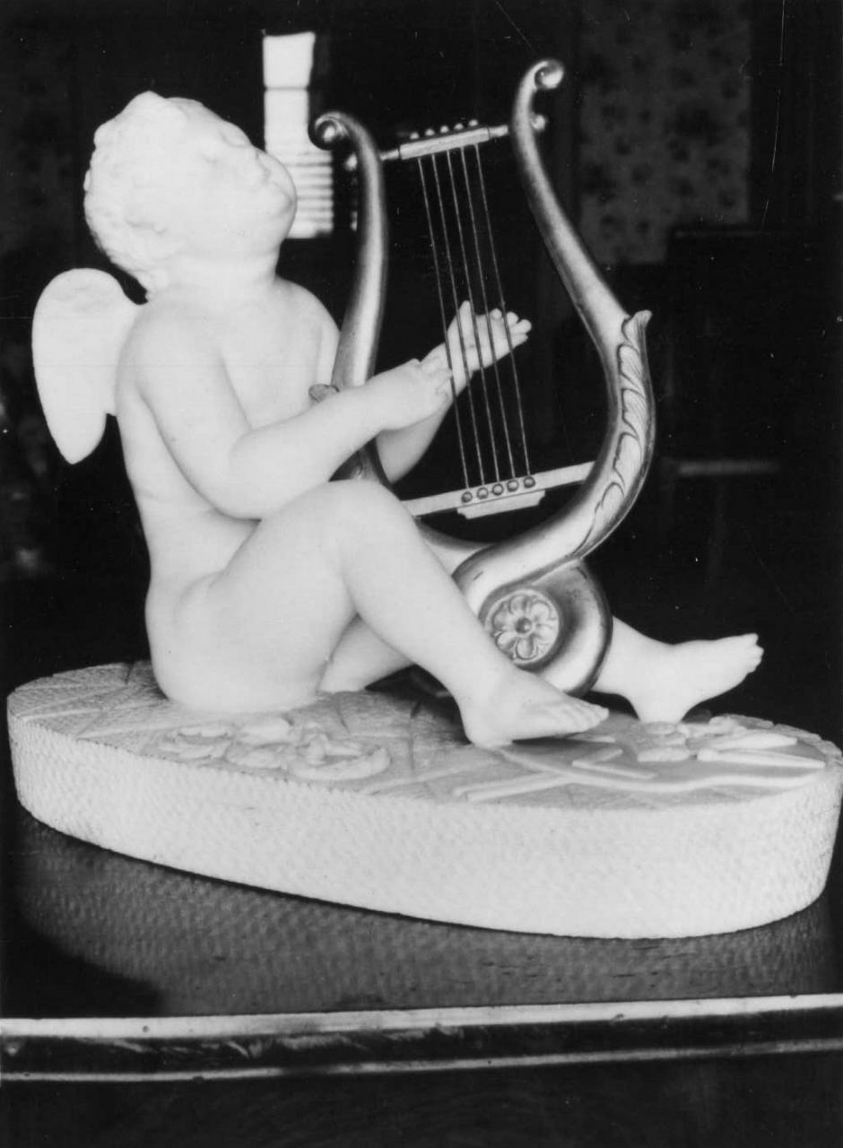 genio alato seduto (statuetta) - manifattura italiana (sec. XIX, sec. XIX)