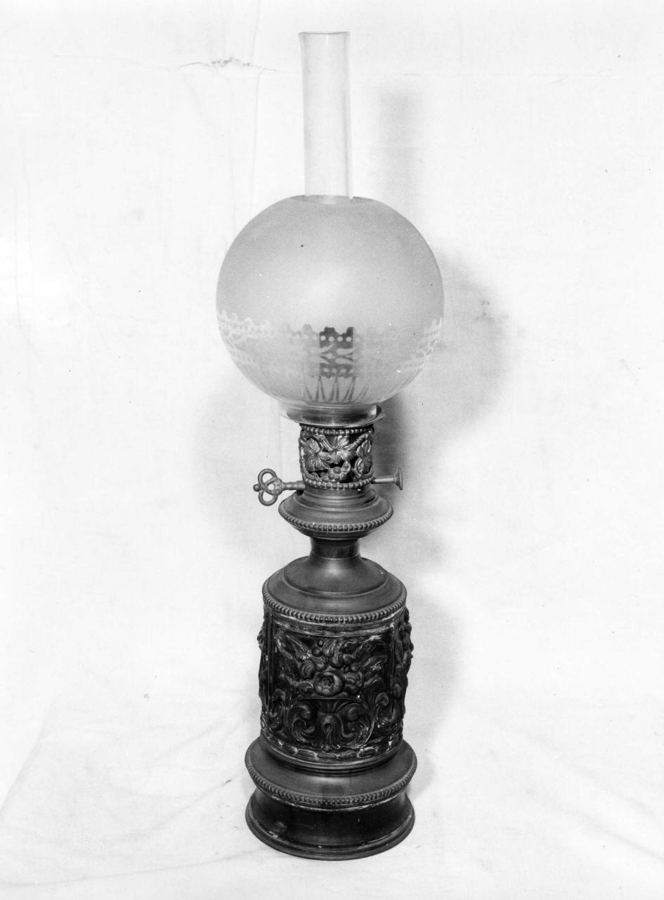 lampada a petrolio, serie - manifattura italiana (sec. XIX)