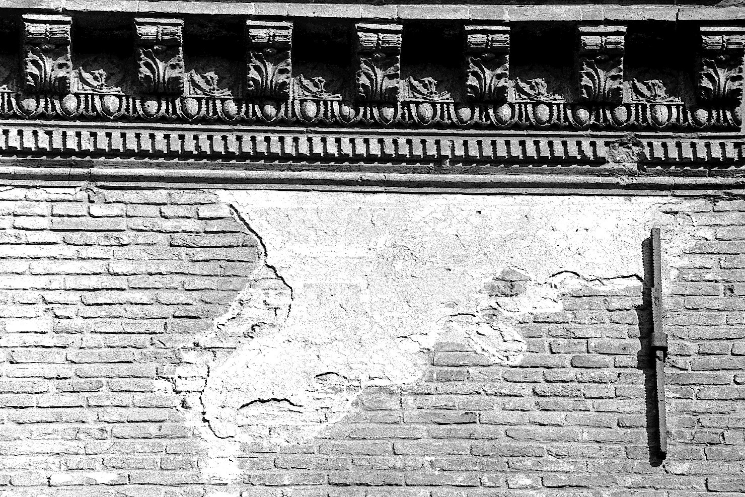 Decorazioni - Rilievi - 1466-1493 - Palazzo Schifanoia <Ferrara> - prospetto sud - cornicione - particolare (negativo) di Gessi, Aldo, Benvenuti, Pietro, Rossetti, Biagio (XX)