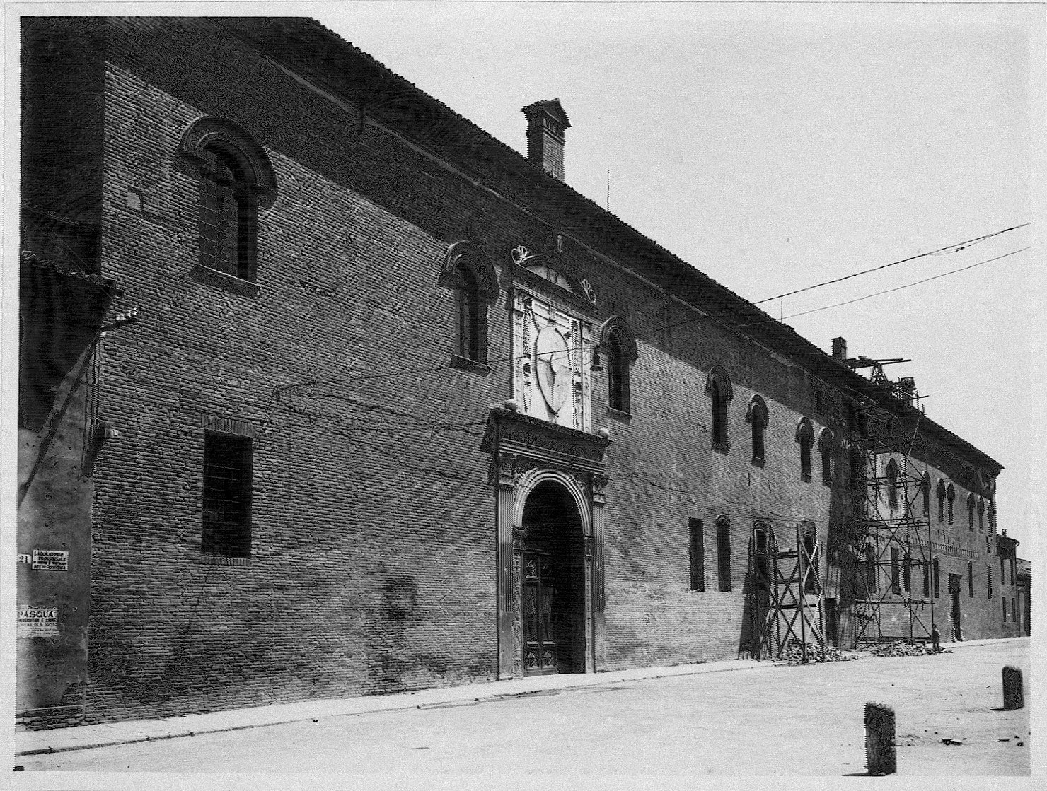 Palazzo Schifanoia <Ferrara> - 1466-1493 - prospetto sud - facciata quattrocentesca - particolare (negativo) di Vecchi, Giuseppe, Benvenuti, Pietro, Rossetti, Biagio (XX)