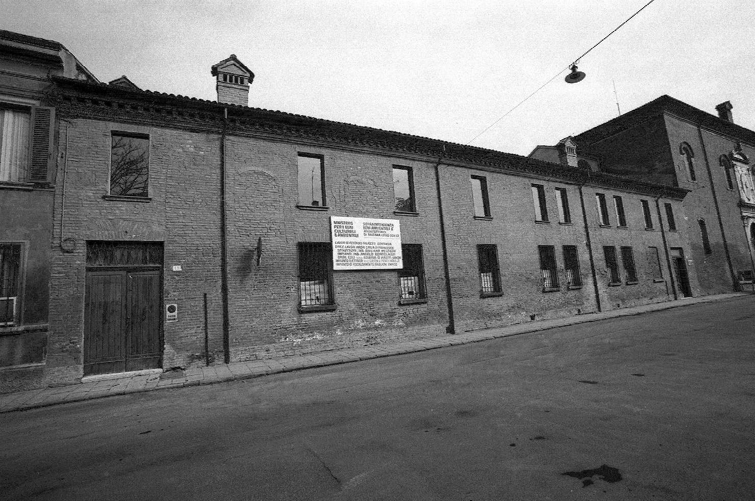 Palazzo Schifanoia <Ferrara> - 1385 - fabbrica trecentesca - prospetto sud - particolare (negativo) di Stegani, Antonello (XX)