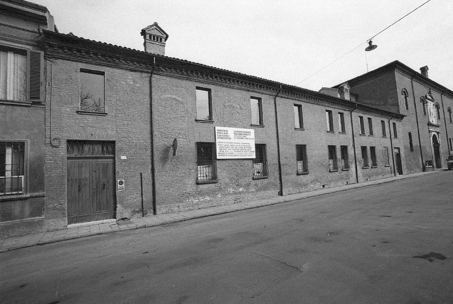 Palazzo Schifanoia <Ferrara> - 1385 - fabbrica trecentesca - prospetto sud - particolare (negativo) di Stegani, Antonello (XX)
