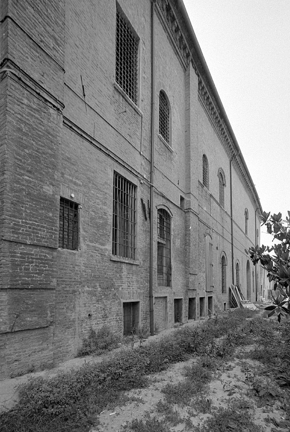 Palazzo Schifanoia <Ferrara> - 1466-1493 - fabbrica quattrocentesca - prospetto nord - particolare (negativo) di Felisatti, Daniele, Benvenuti, Pietro, Rossetti, Biagio (XX)