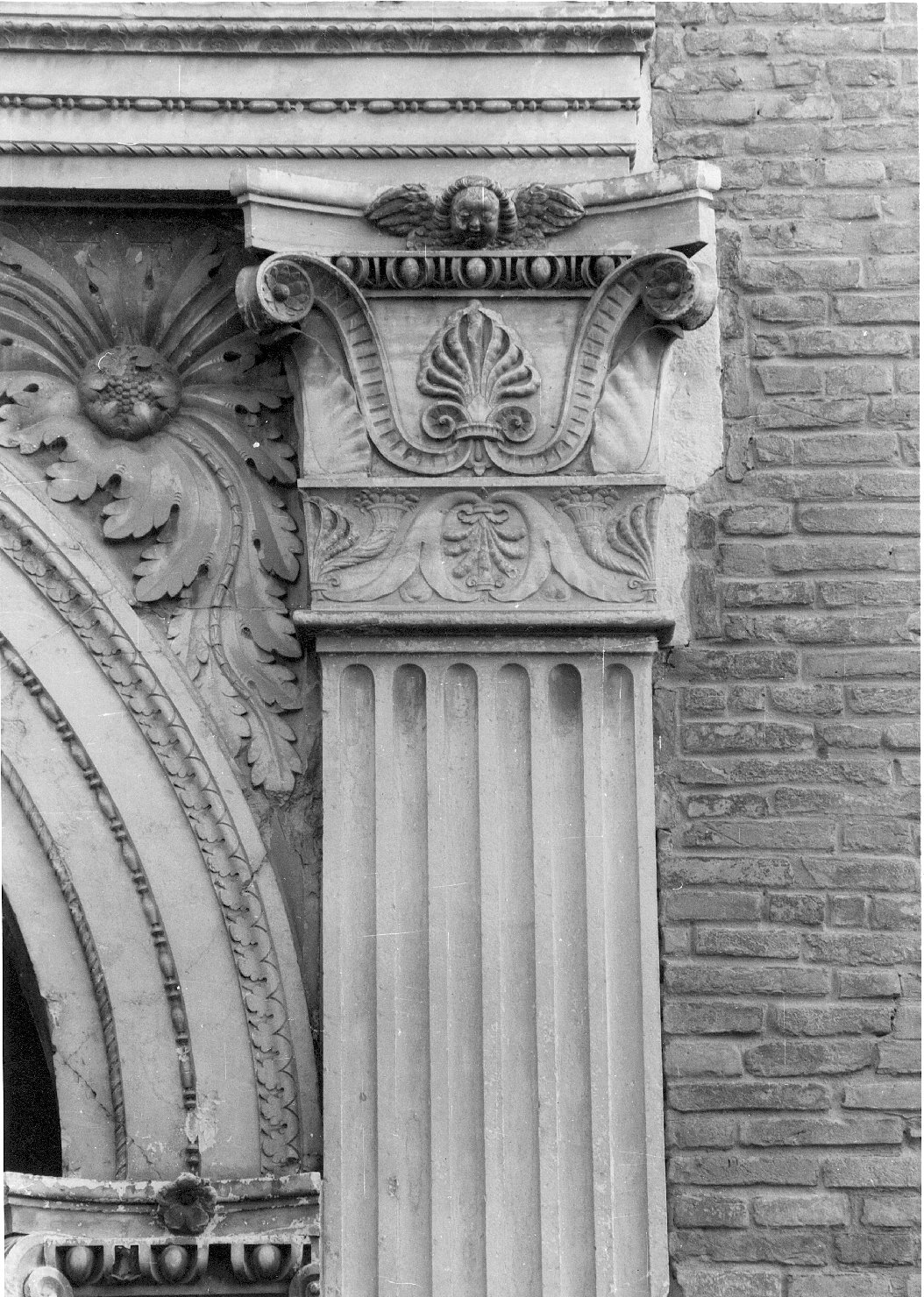 Palazzo Schifanoia <Ferrara> - 1466-1493 - Fabbrica quattrocentesca - portale - particolare (positivo) di Anonimo, Benvenuti, Pietro, Rossetti, Biagio, Ambrogio di Giacomo, Antonio di Gregorio (XX)