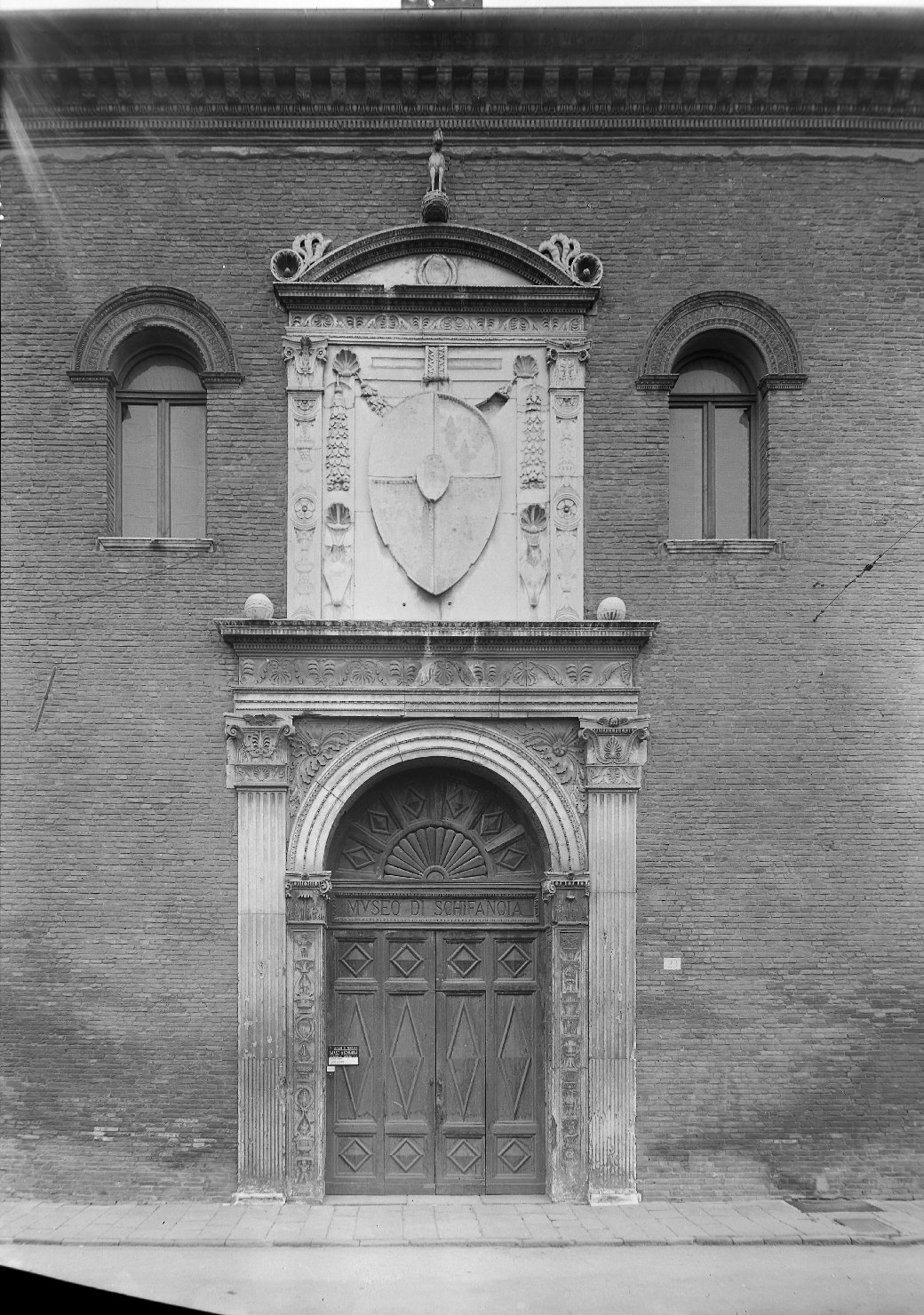 Scultori - Italia - Sec. 15. - Ambrogio di Giacomo [da] Milano <notizie 1466-1471> (negativo) di Musei d'Arte Antica Ferrara, Benvenuti, Pietro, Rossetti, Biagio, Ambrogio di Giacomo, Antonio di Gregorio (XX)