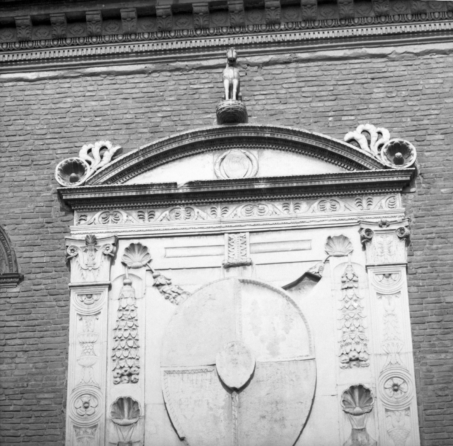 Palazzo Schifanoia <Ferrara> - 1466-1493 - Fabbrica quattrocentesca - portale - particolare (negativo) di Anonimo, Benvenuti, Pietro, Rossetti, Biagio, Ambrogio di Giacomo, Antonio di Gregorio (XX)