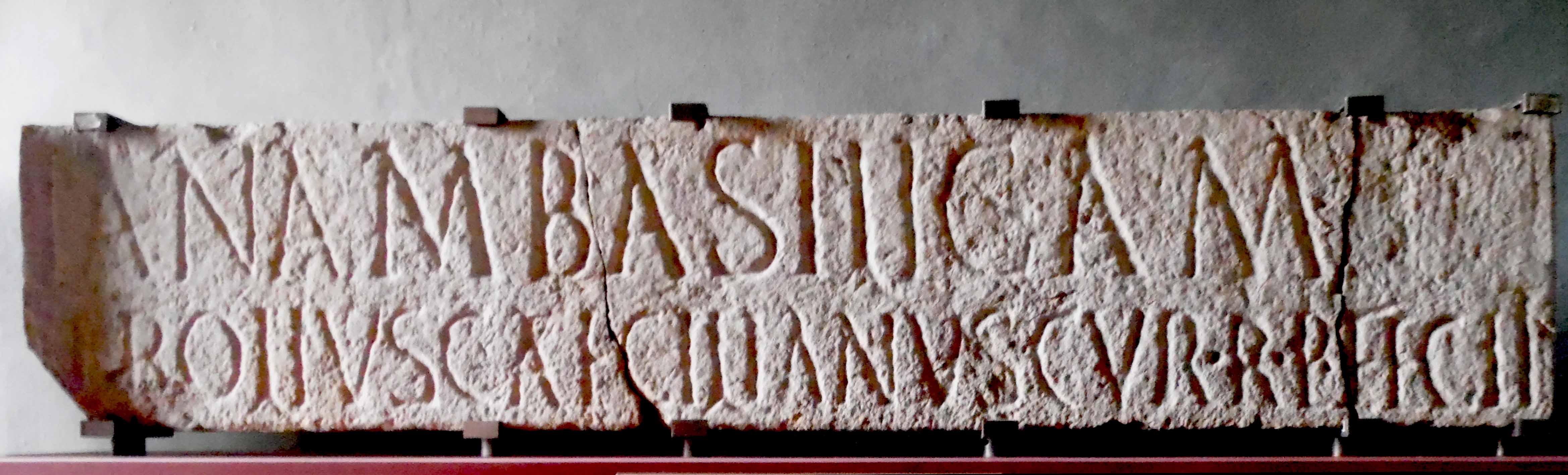 Dedica monumentale in pietra grigia (Epigrafe) - ambito romano (inizio IV)