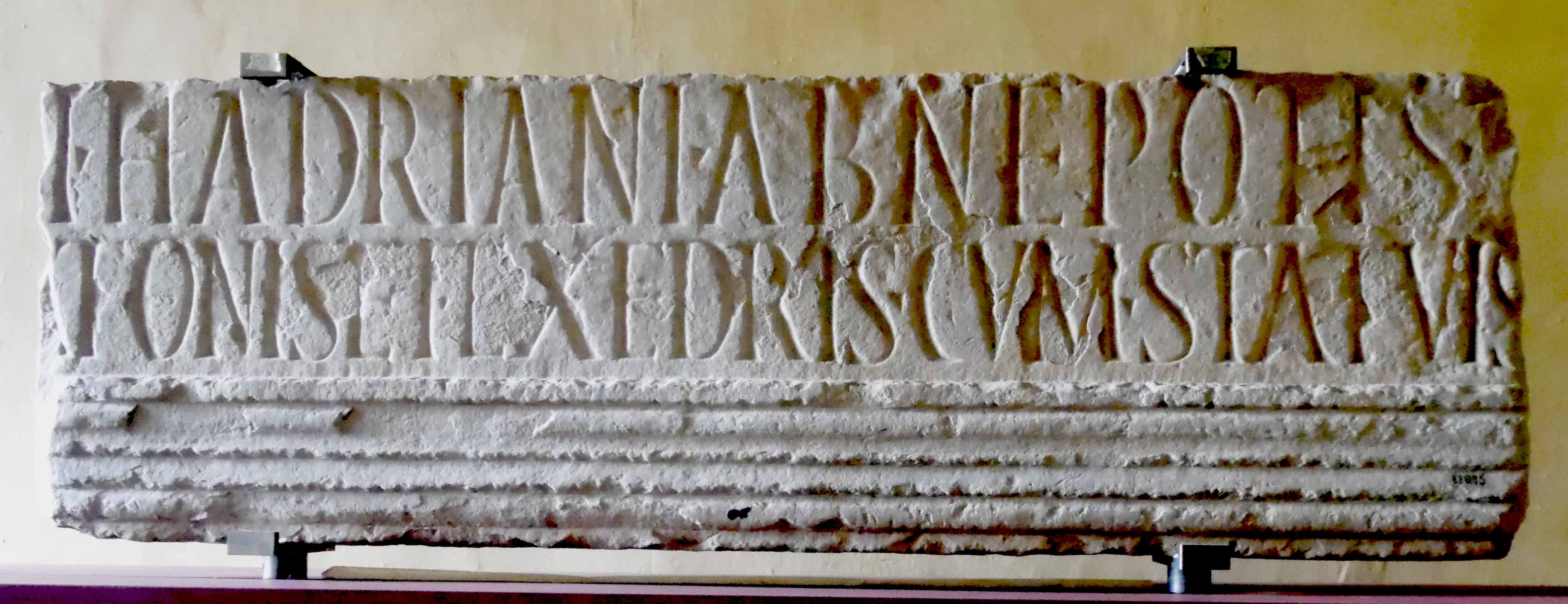 Elemento in pietra calcarea (Epigrafe) - ambito romano (III)