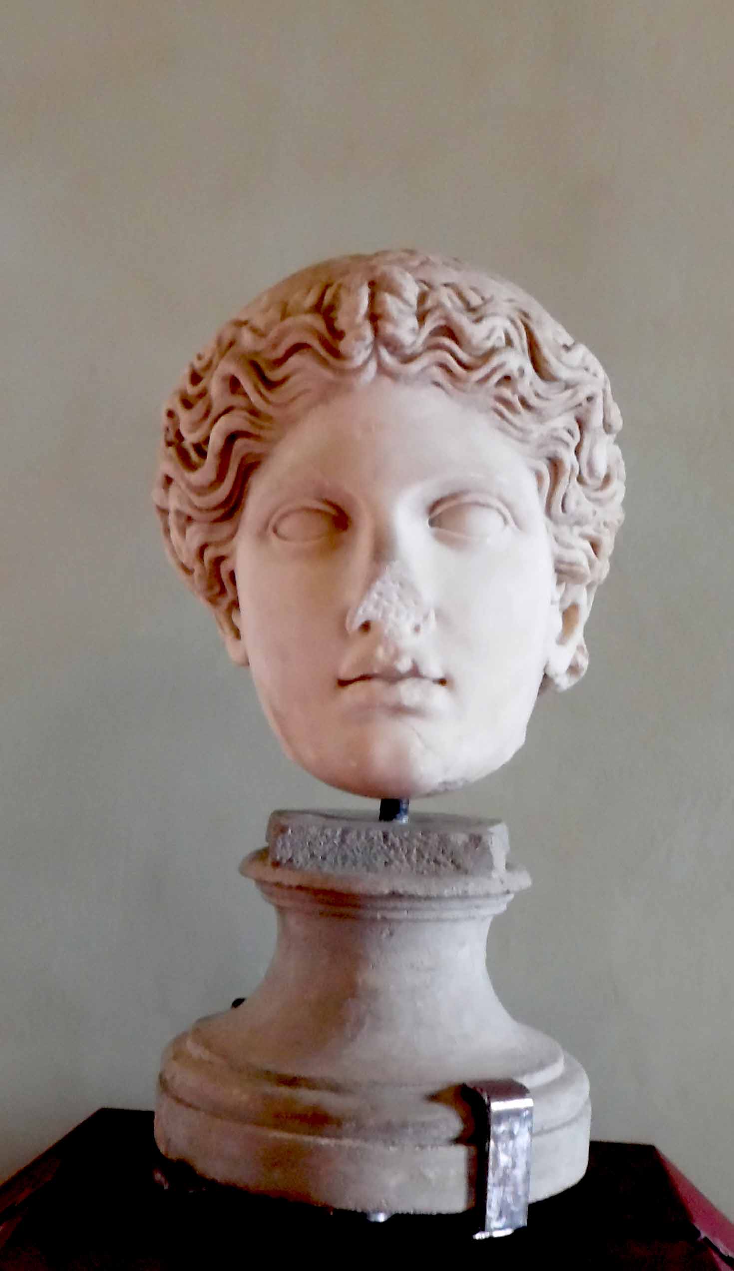 Scultura in marmo bianco raffigurante divinità (testa) - ambito romano (II)