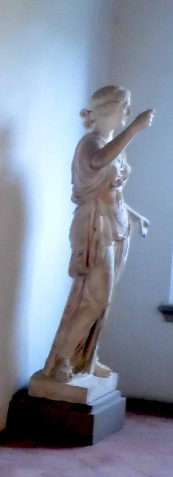 Statua femminile in marmo bianco (statua) - ambito romano (inizio II)