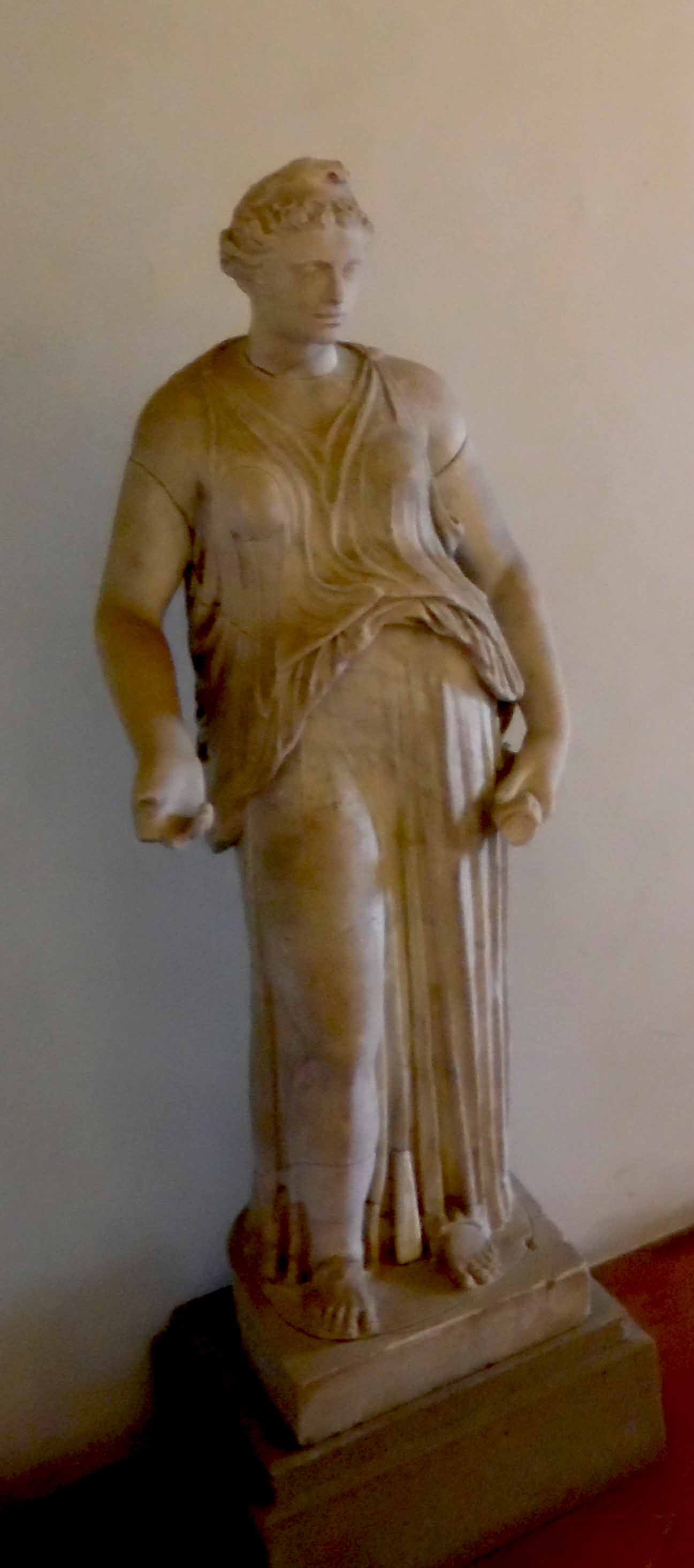 Statua in marmo bianco raffigurante figura femminile (statua) - ambito romano (Eta' romana imperiale)