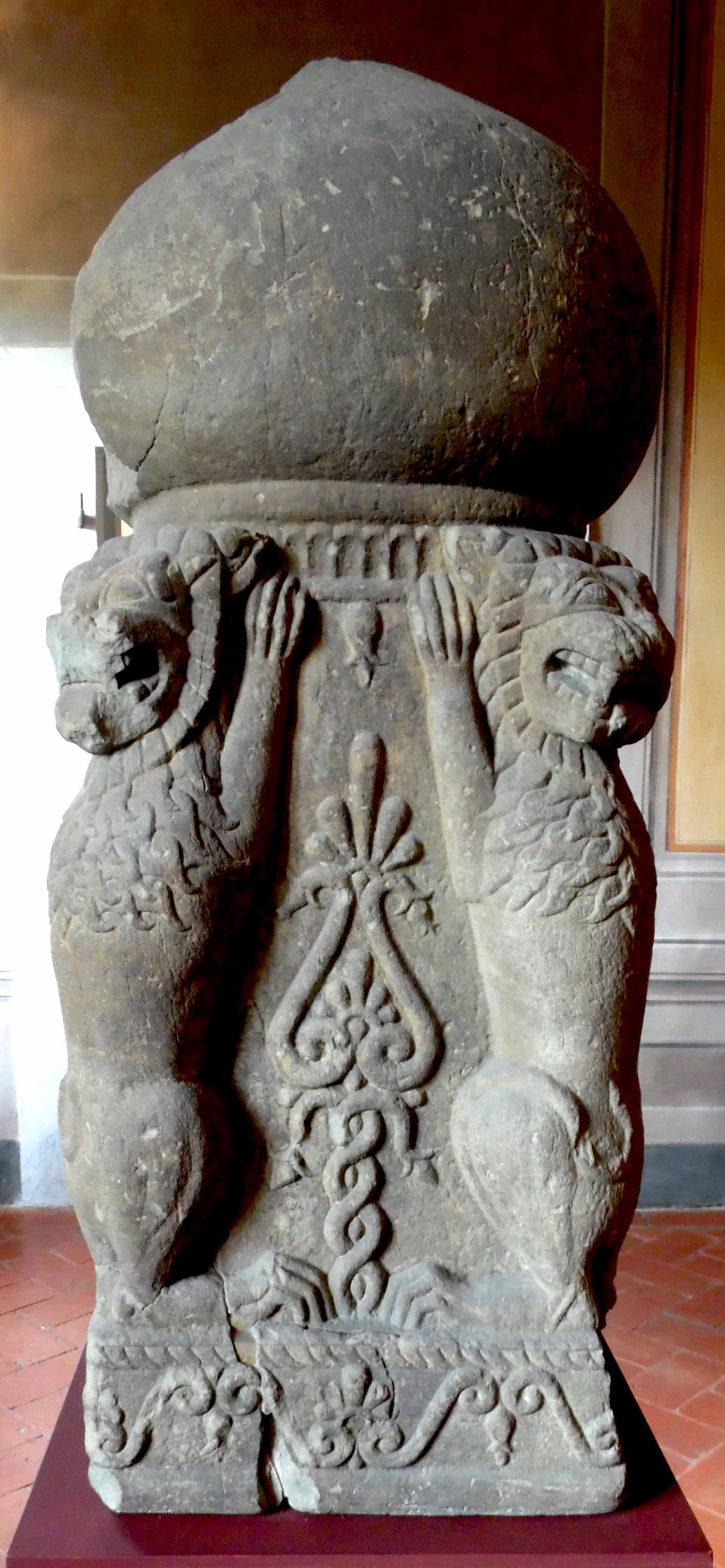 Cippo funerario del tipo B delle pietre isolane in arenaria (cippo) - ambito etrusco (seconda metà VI a.C)