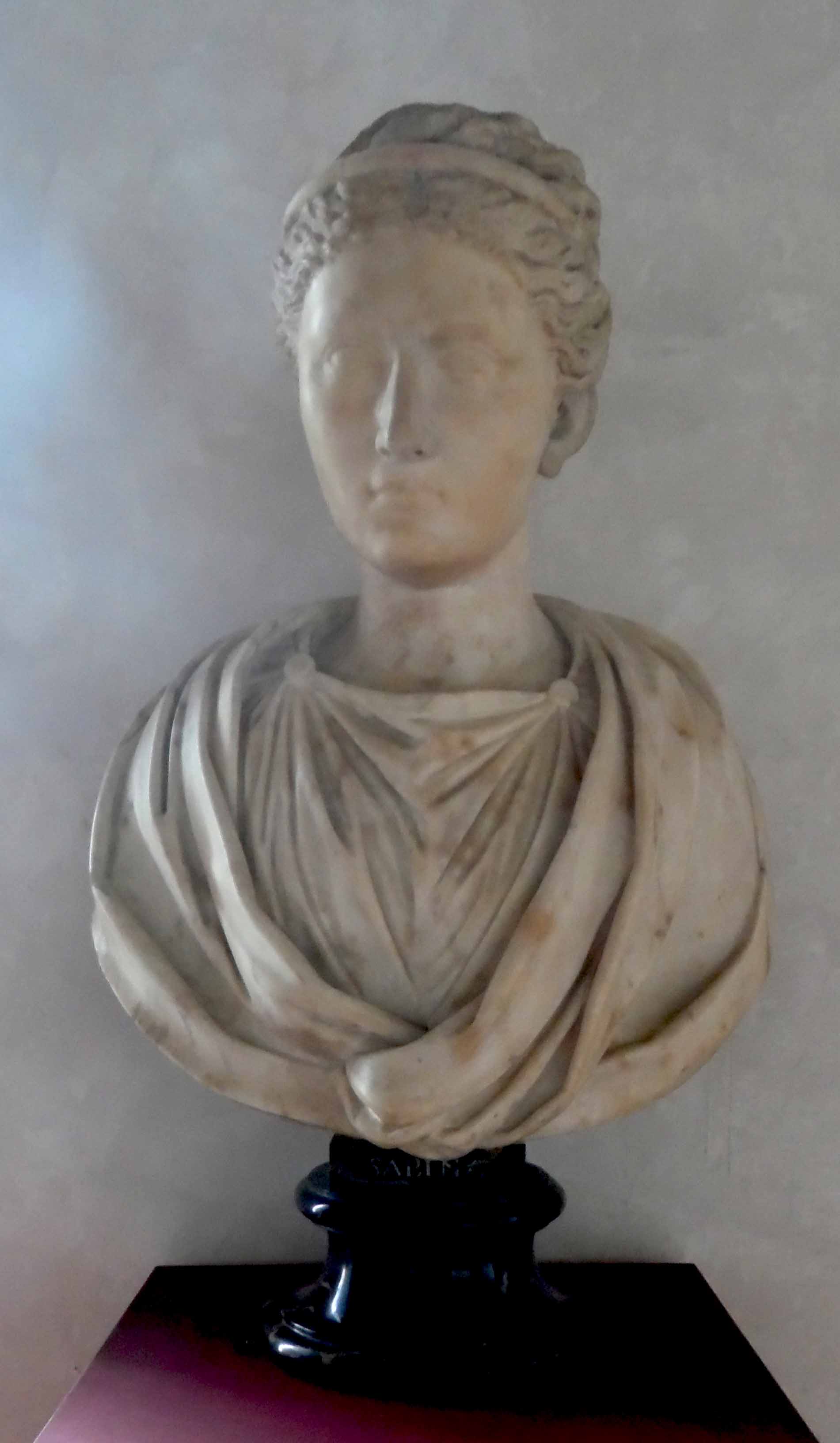 Busto ritraente figura femminile (busto) - ambito romano (prima metà II)