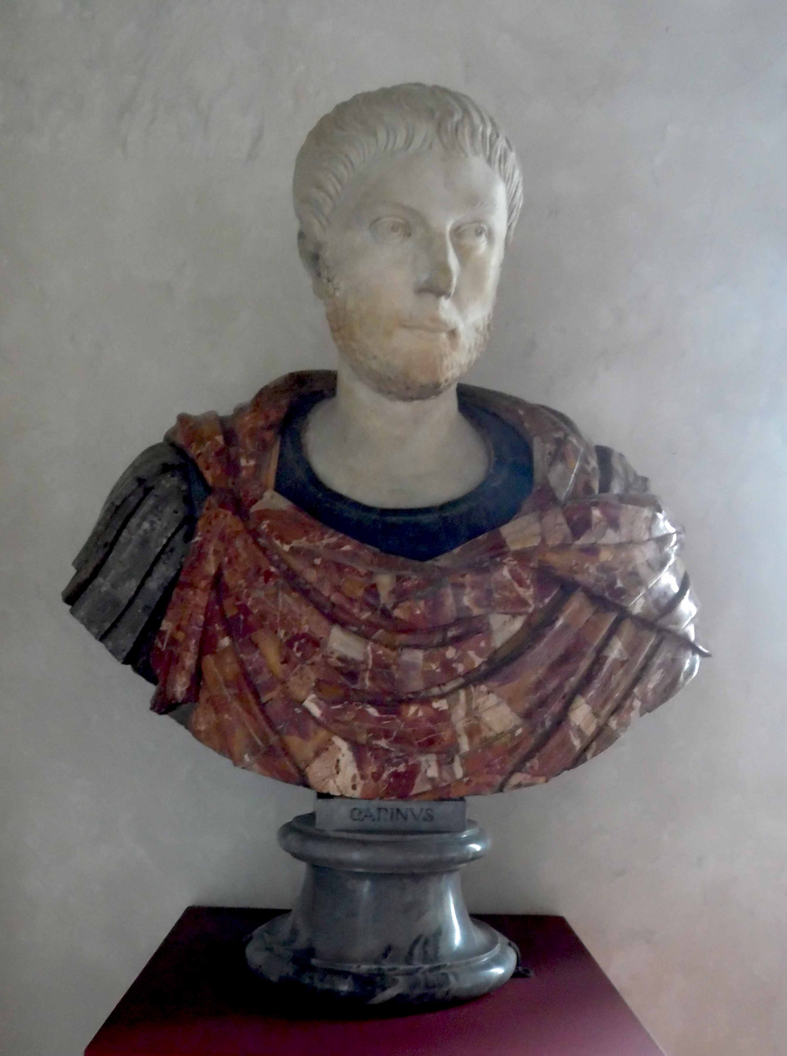 Busto in marmo ritraente figura maschile (busto) - ambito romano (Eta' di Adriano)