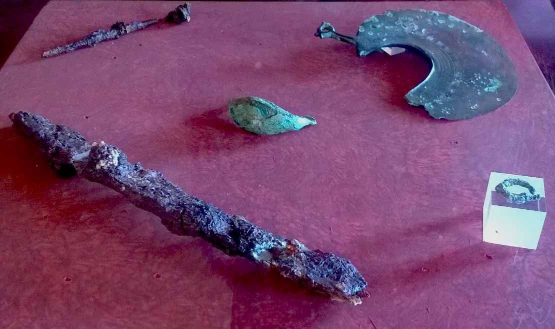 Elemento di vestiario in bronzo (fibula, da unico corredo) - ambito etrusco (VIII a.C)