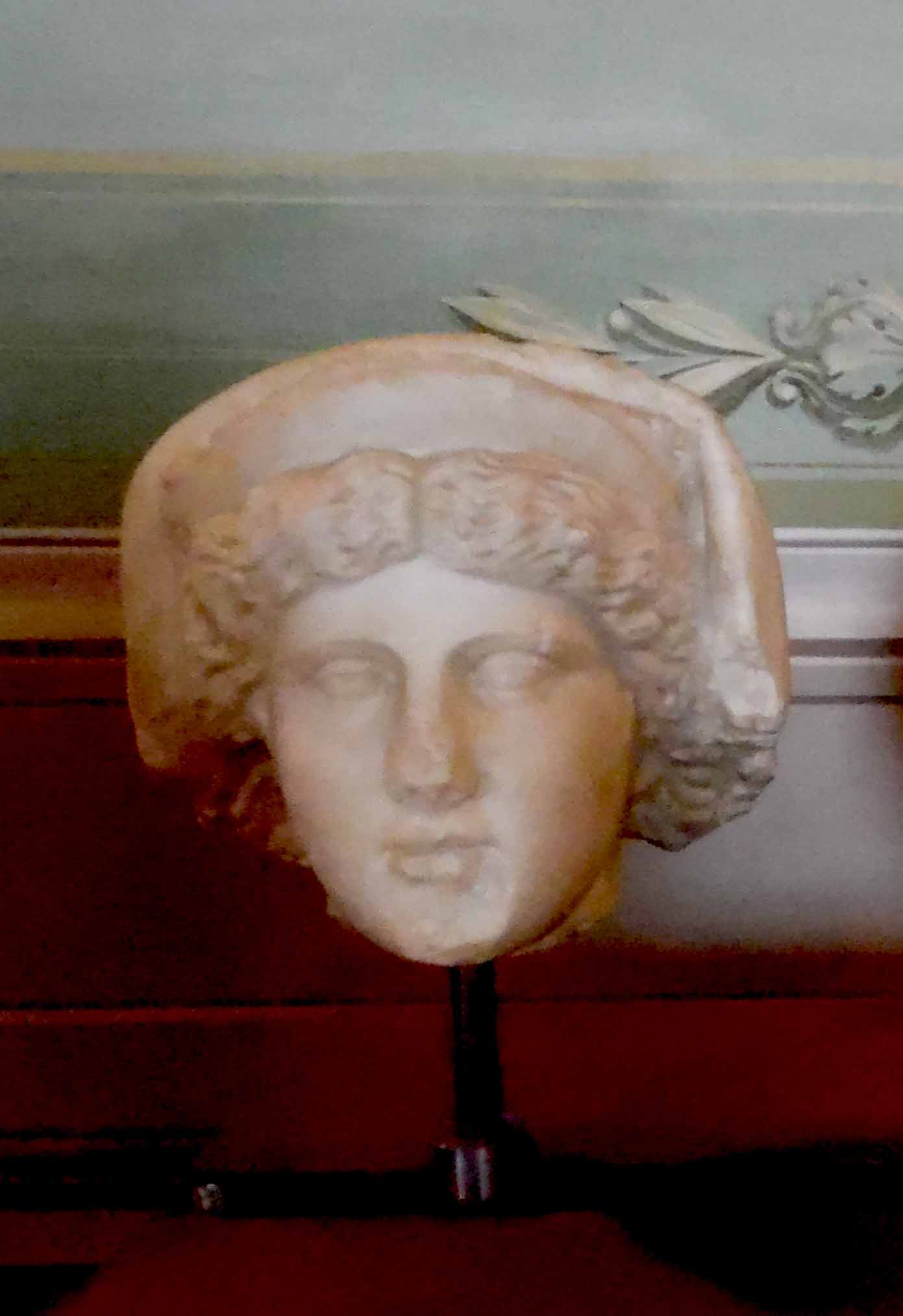 Testa raffigurante volto femminile (testa) - ambito romano (metà II)