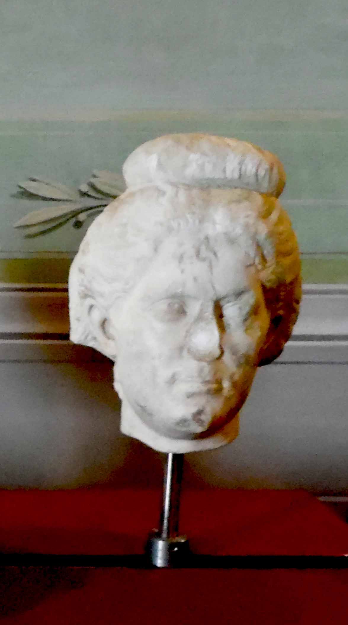 Testa raffigurante volto femminile (testa) - ambito romano (seconda metà II)