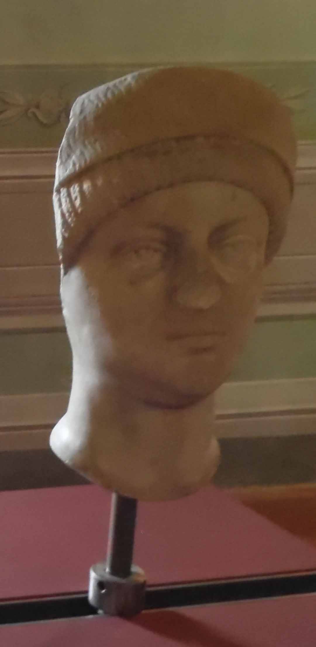 Testa raffigurante volto femminile (testa) - ambito romano (IV)