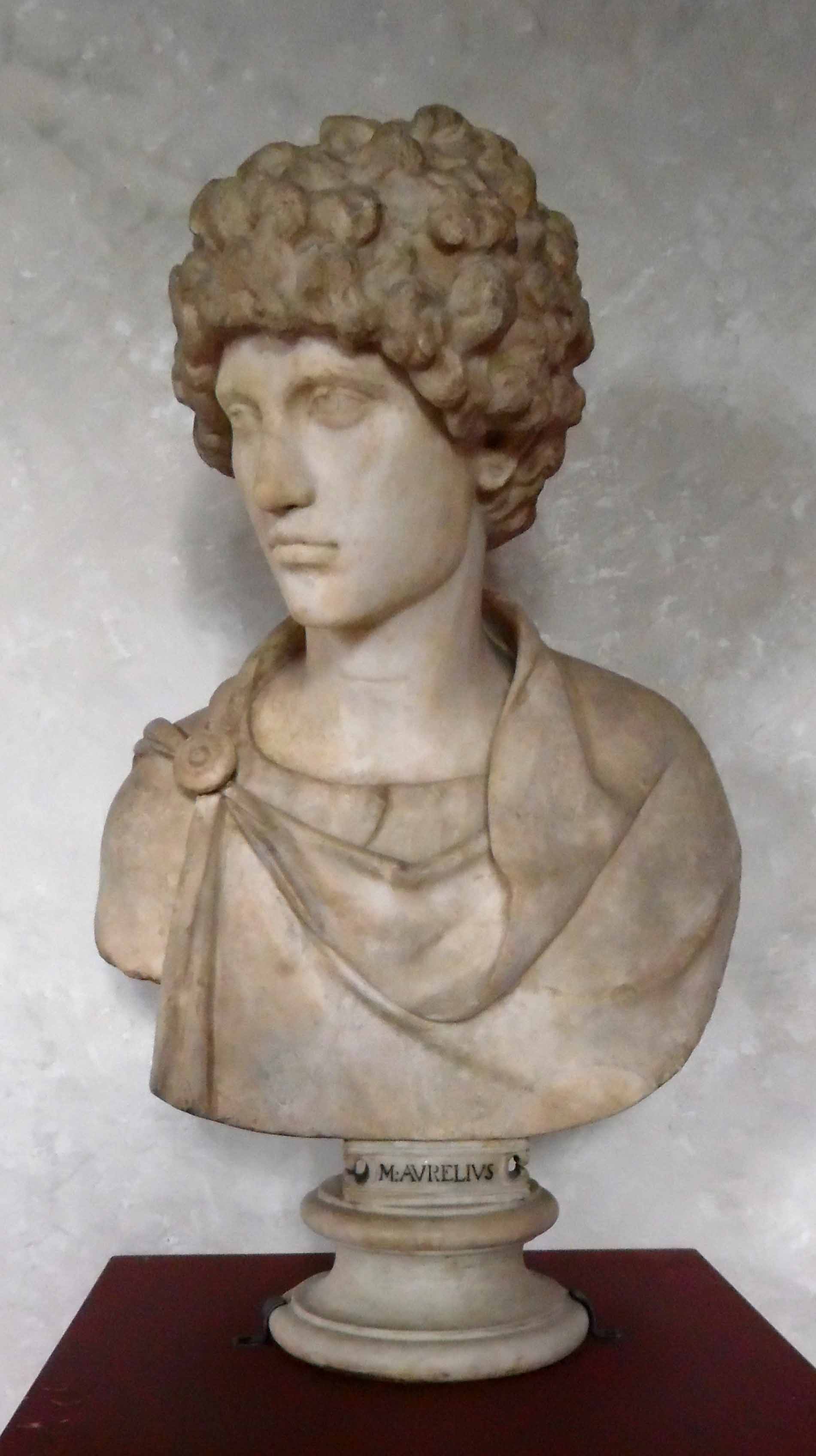 Busto in marmo italico ritraente figura giovanile (busto) - ambito romano (metà II)