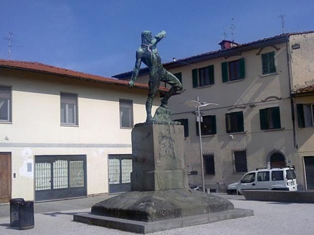 Monumento ai caduti di Peretola e Petriolo, allegoria del soldato come eroe antico (monumento ai caduti - a cippo) di Passani Italo Amerigo (sec. XX)