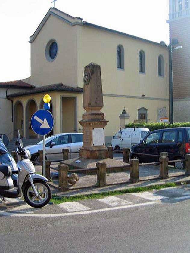 elmetto entro corona d'alloro (monumento ai caduti - ad obelisco) - bottega toscana (sec. XX)