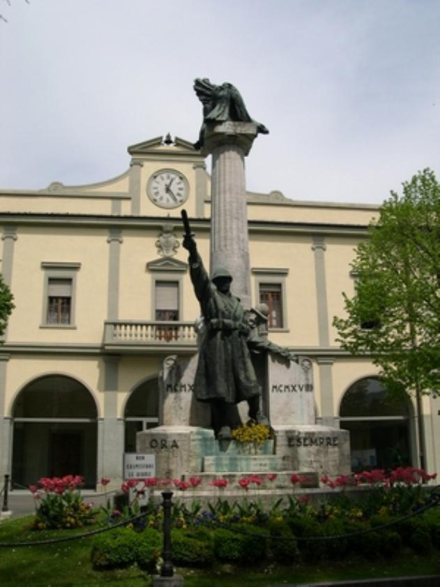 allegoria della Vittoria come aquila, figura del soldato: fante (monumento ai caduti - a colonna) di Vannetti Angiolo (sec. XX)