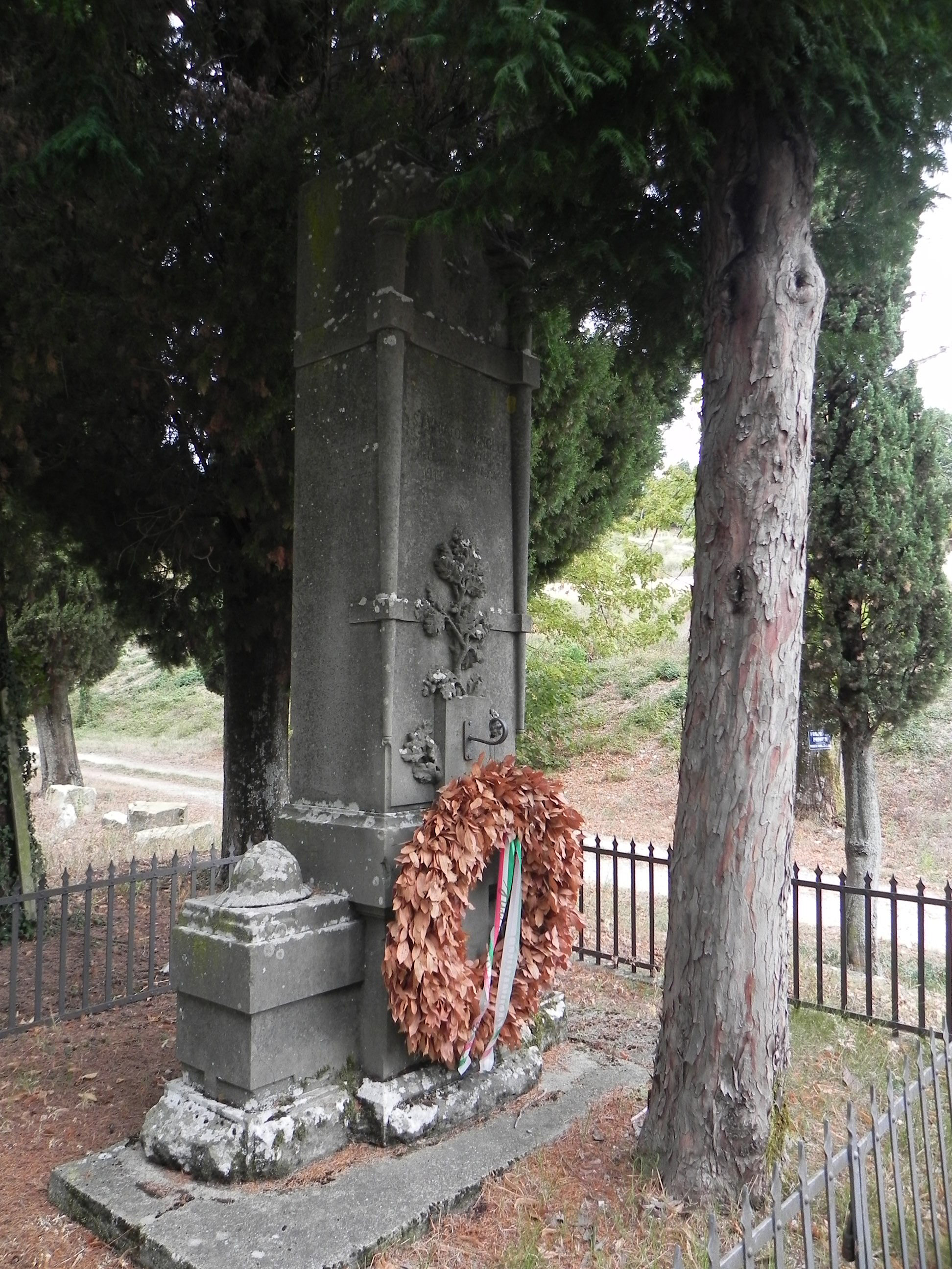 elmetto e motivi vegetali (monumento ai caduti - a stele) - ambito toscano (prima metà sec. XX)