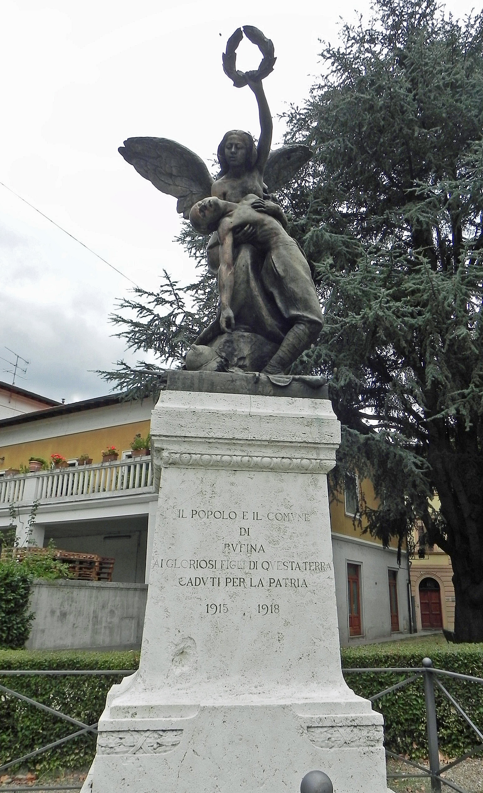 allegoria della Vittoria che incorona un soldato morente (monumento) di Ciampi Alimondo (sec. XX)