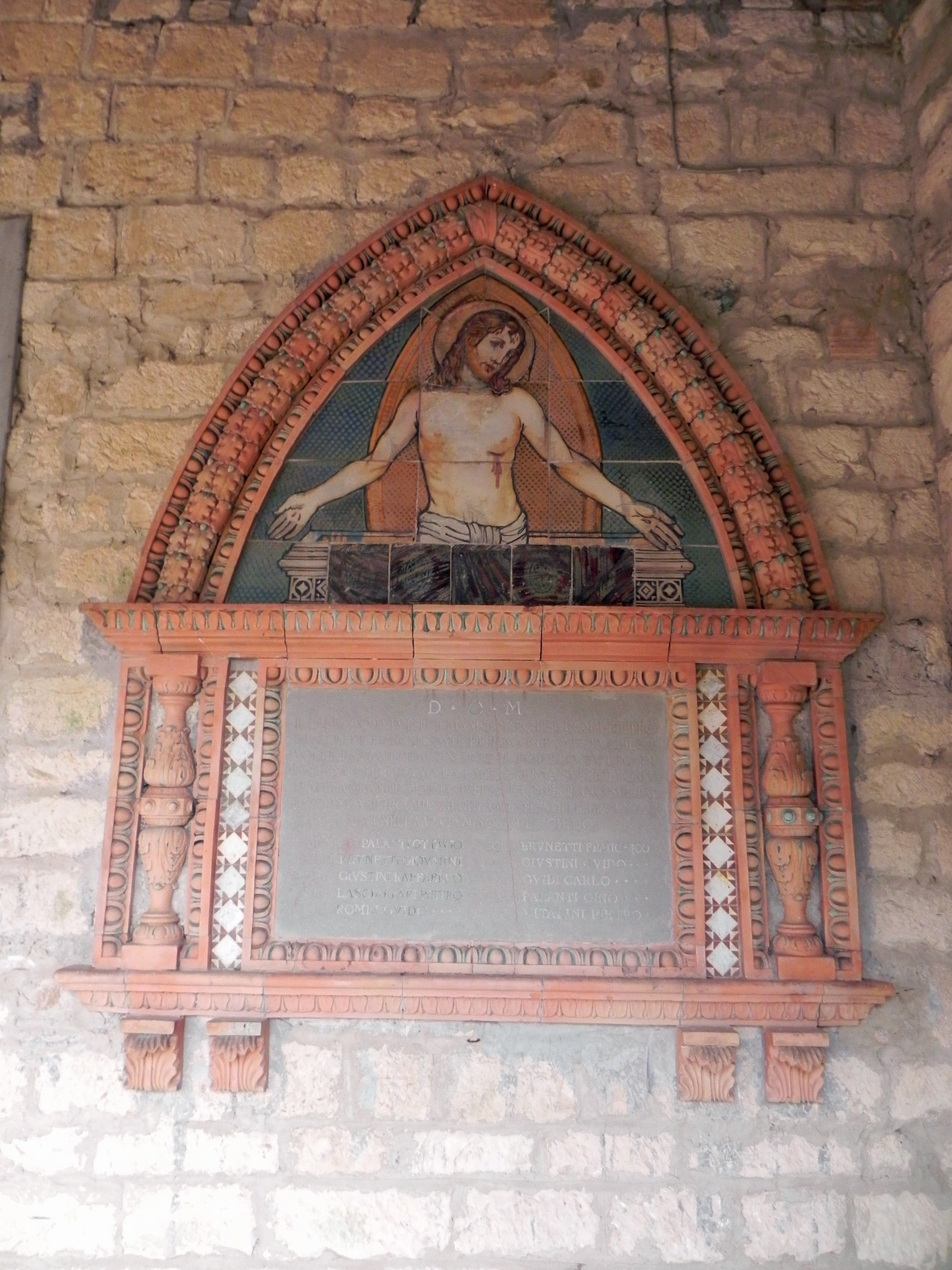 Cristo in pietà (monumento ai caduti - a lapide) - manifattura toscana (sec. XX)