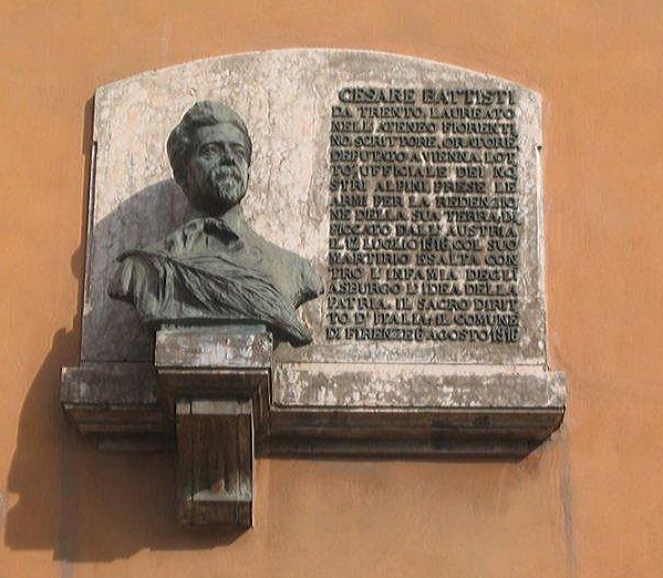 busto ritratto di Cesare Battisti (monumento ai caduti - a lapide) di Ciapini Ugo (sec. XX)