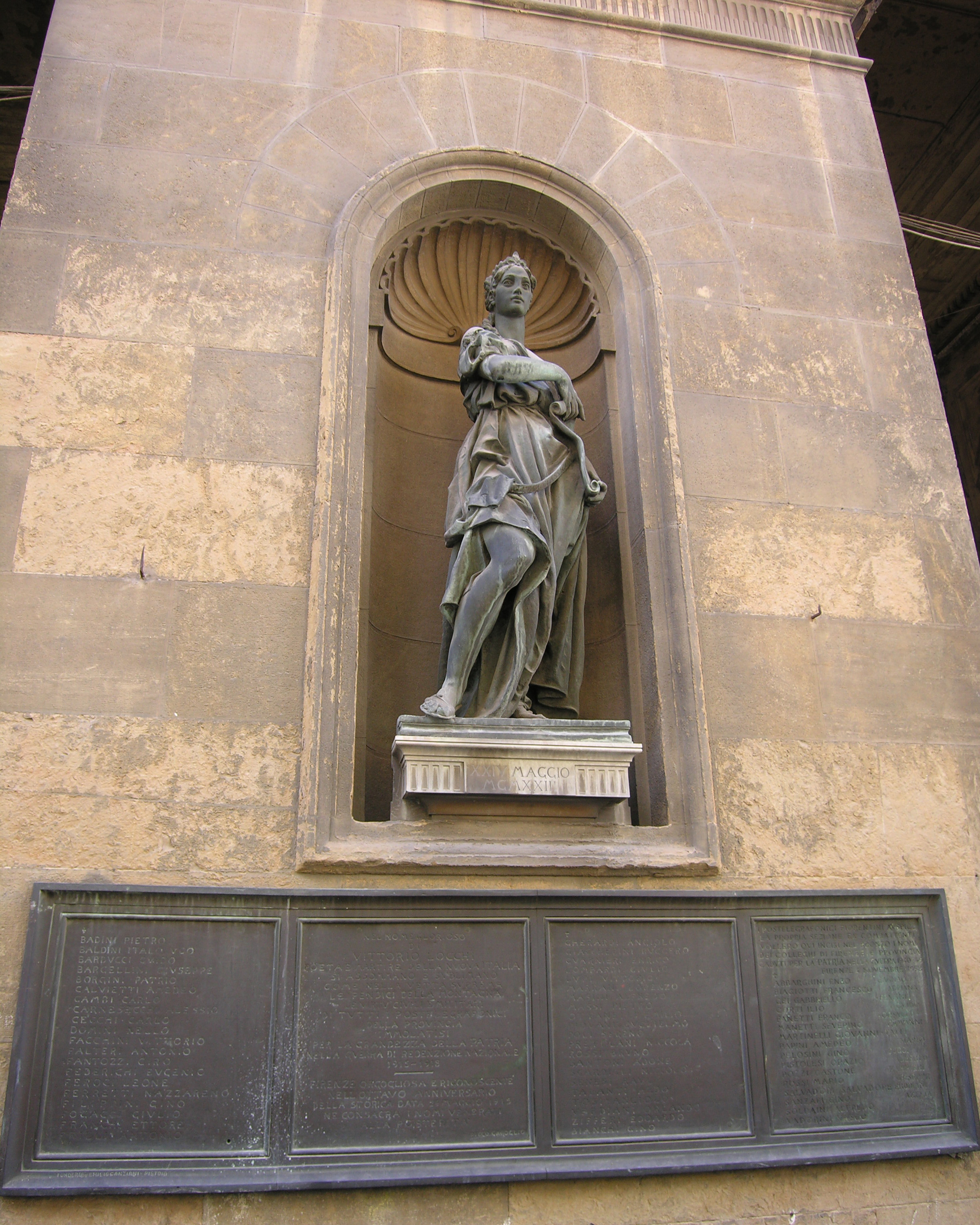 allegoria della Patria (monumento ai caduti - a edicola) di Passaglia Giulio (sec. XX)