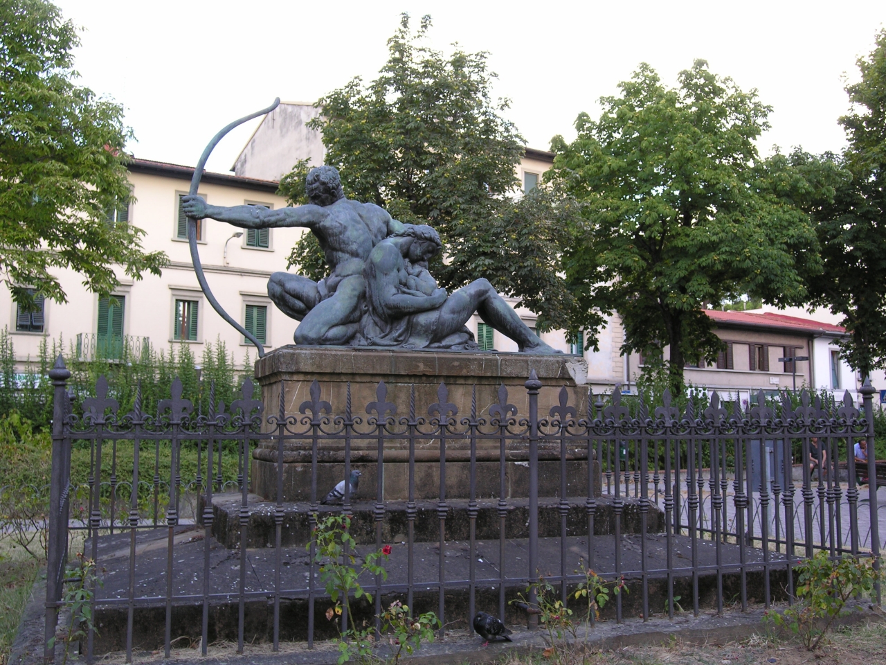 allegoria del soldato che protegge una madre col bambino (monumento ai caduti - a cippo) di Moschi Mario (sec. XX)