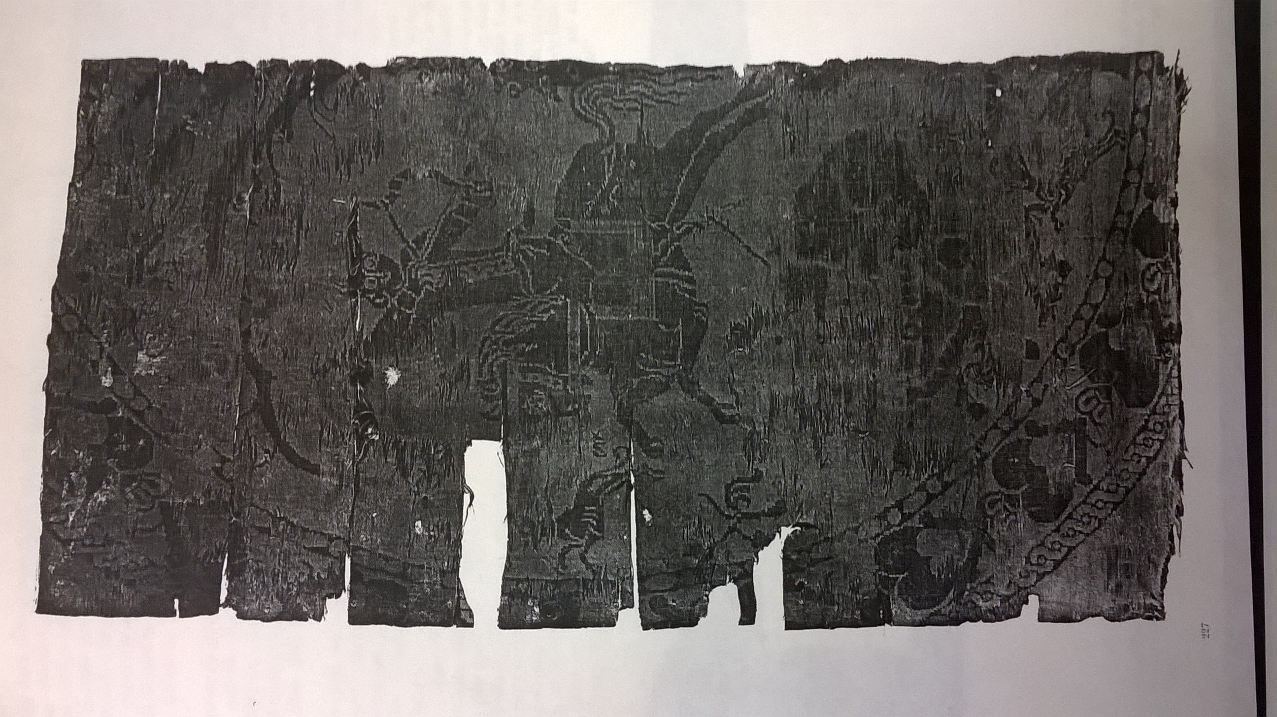 motivi naturalistici, scena di caccia, motivi geometrici (tessuto, insieme) - manifattura italiana (sec. VIII-IX)