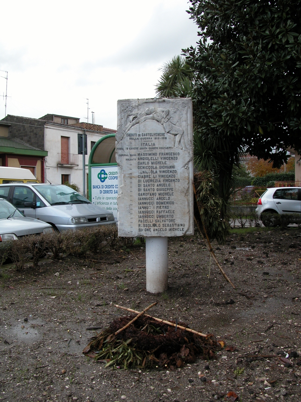 morte del soldato, figure di soldati in combattimento, figura del soldato che porta la bandiera (monumento ai caduti - a lapide) di Imperatore A, De Marzo G (prima metà sec. XX, sec. XX)