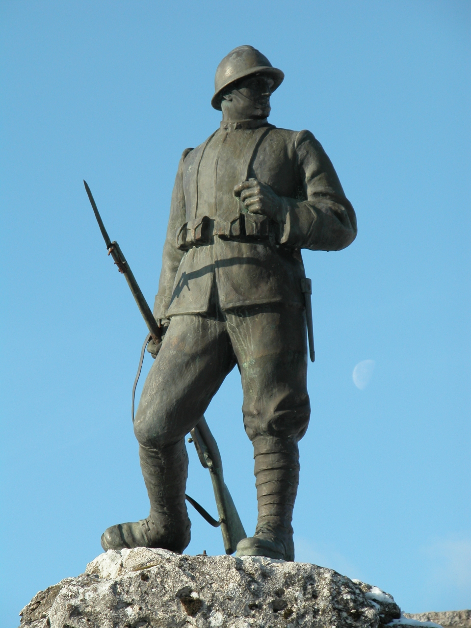 figura di soldato: fante, allegoria della Vittoria come aquila (monumento ai caduti - a cippo) di Ditta Nelli Mario e C (secondo quarto sec. XX)