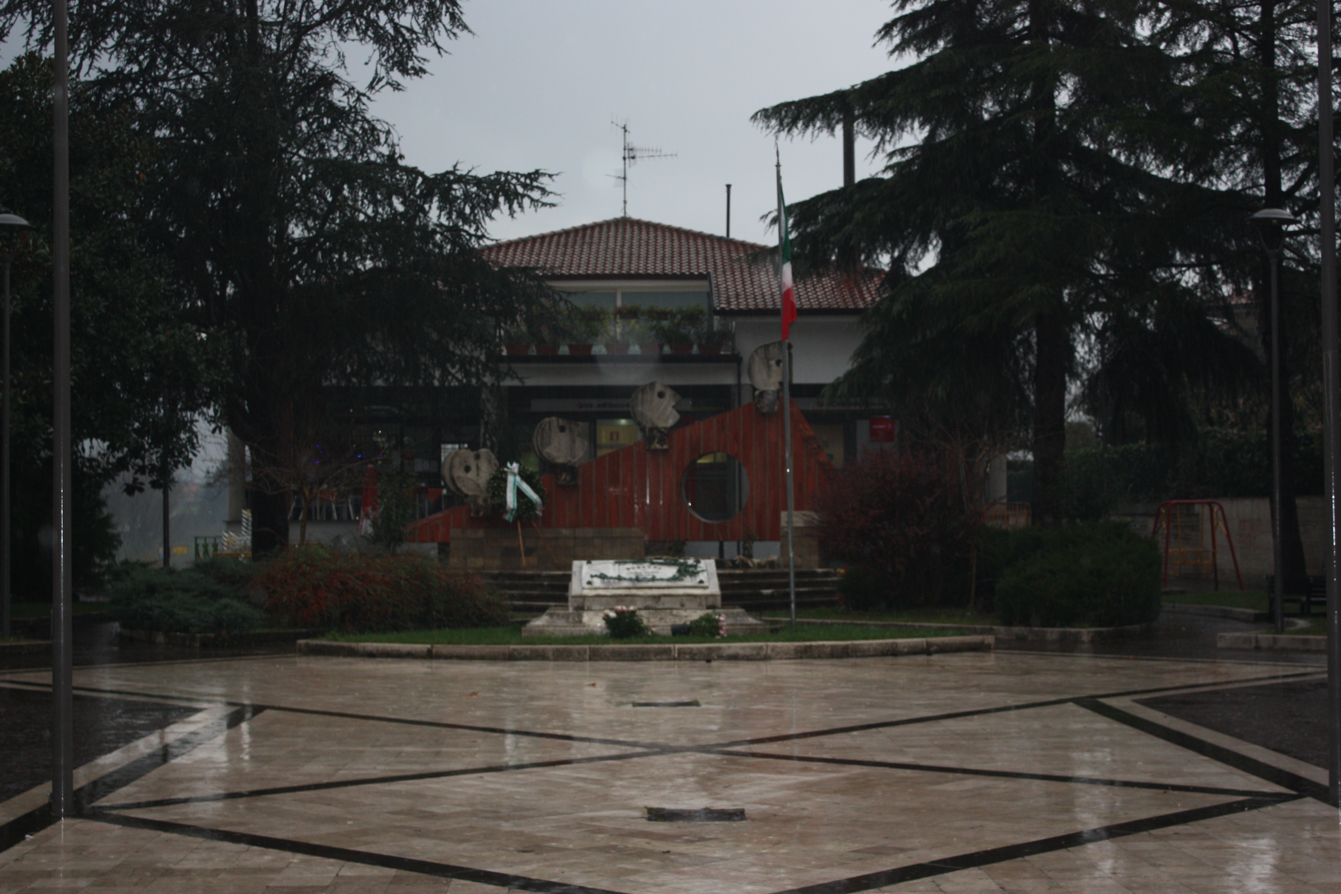 allegoria della morte del soldato (monumento ai caduti) di Vallone Vincenzo (sec. XX, sec. XX)